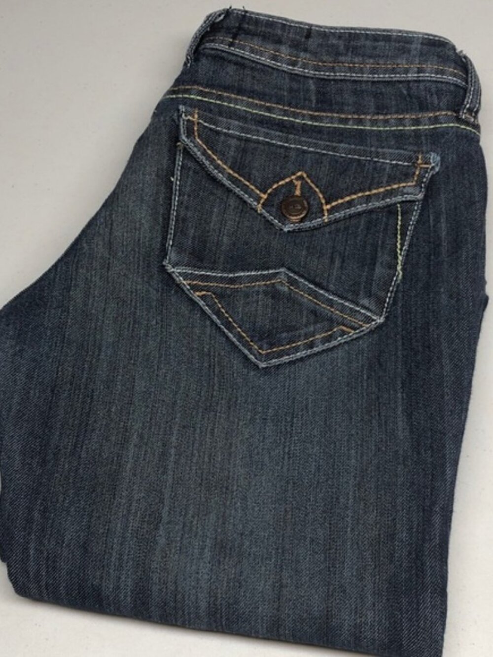 UB JEANS MID-RISE BOOTCUT JEANS 29x32 ⭐️